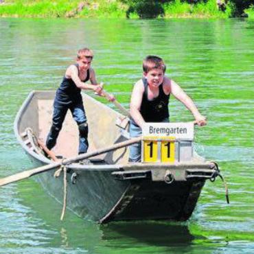 Zwei Jungpontoniere mit vollem Einsatz am Rudern im Weidling. Bild: zg