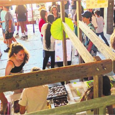 Kreative Kunstwerke - Am Bünzi-Märt herrscht jeweils ein reges Treiben. Bild: zg