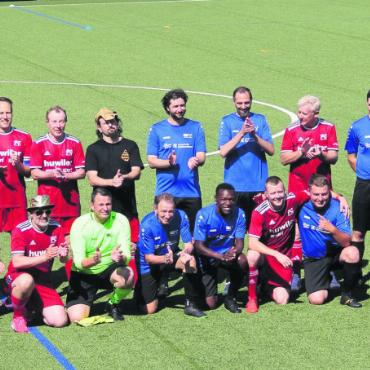 Fussball für alle – seit 75 Jahren - Gemeinsam für die gute Sache: Murianer Alltagshelden – eine Auswahl prägender Persönlichkeiten aus dem Dorf – und Aargauer Politiker vom FC Grossrat. Bilder: Patrick Fischer