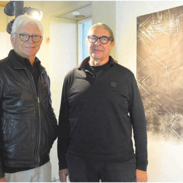 Druck in all seiner Variation - Ueli Strebel von der Villa Wild und Künstler und Dozent Aldo Mozzini vor einem Druck Mozzinis. Bild: Annemarie Keusch