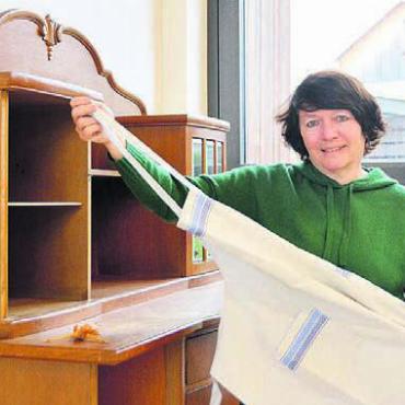 Auf den Spuren der Grossmutter - Ursula Bachman zeigt Schätze, die sie in ihrer Installation einbauen will. Bild: ake