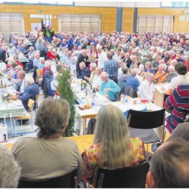 Ganz viel «Weisch no?» - Teilnehmer der Veteranen-«Landsgemeinde» aus Sicht der Jubilare auf der Bühne. Bild: zg