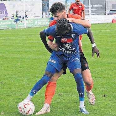 Achterbahnfahrt geht weiter - Nathan Tayey (vorne) gegen Concordias Marco Mandal. Mit 27 Jahren war er der «Oldie» bei den Baslern. Trotz jüngerer Mannschaft zeigten die Gäste eine routiniertere Leistung. Die Wohler liessen sich vom 0:1 komplett verunsichern. Bild: Josip Lasic