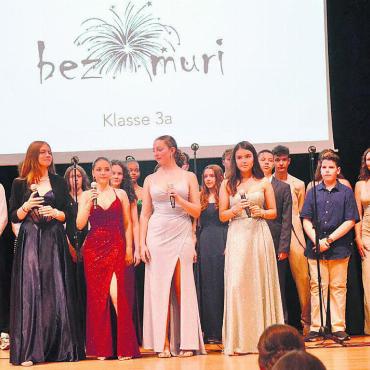 Drei lustige und lehrreiche Jahre - Musik prägte die Feier zum Abschluss der Bezirksschule in Muri. Den Auftakt machte die Klasse 3a. Bilder: Thomas Stöckli