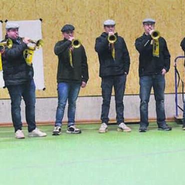 Happy End einer langen Geschichte - Die Clairongarde lässt es sich nicht nehmen, der neuen Trainingshalle und damit auch den Murianer Vereinen mit einem Ständchen ihre Aufwartung zu machen.