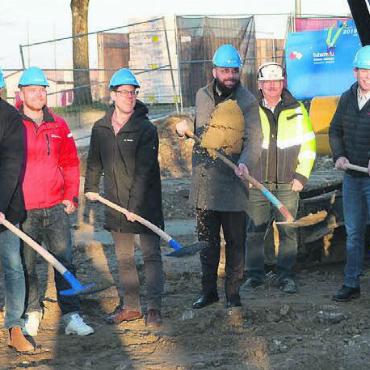 Mit dem Spatenstich stiessen Vertreter der Gemeinde Widen, Architekten und Bauunternehmen auf den Baustart, eine erfolgreiche Bauzeit sowie eine angenehme Zusammenarbeit an. Bild: sab