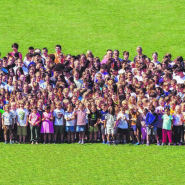 Im Zeichen der Nachfolgeregelung - Die Lehrpersonen sowie Schülerinnen und Schüler der Schulen Jonen. In 19 Klassen werden 166 Mädchen und 186 Buben unterrichtet. Bild: Rahel de Virgala