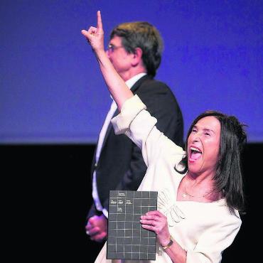 Grosse Ehre für die Strahlefrau - Auf der Bühne im Theater Casino Zug ist die unterhaltsame Show gestiegen: Bilder: Adrian Moser / BAK 2024