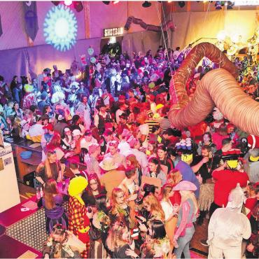 Einen Monat im Fasnachtsfieber - Morgen Samstag steigt in der Mehrzweckhalle in Jonen wieder die Näbelgeischternacht – das erste Ball-Highlight der Fasnachtssaison im Kelleramt. Bild: Archiv/zg