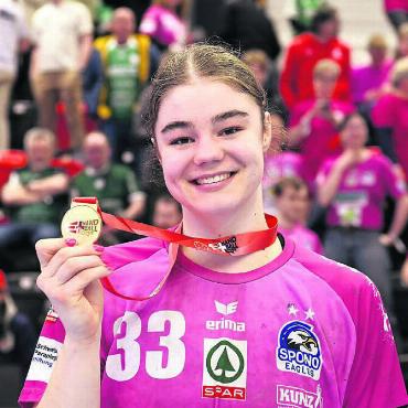 Sehr knapp, sehr happy - Stolz zeigt Nora Snedkerud die Goldmedaille.