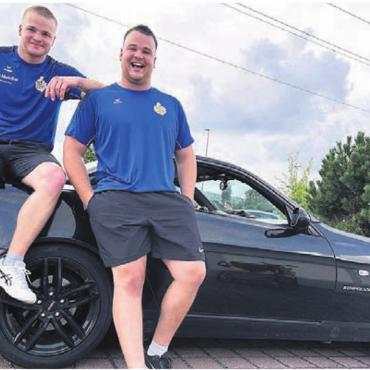 Die bärenstarken Brüder - Ein Foto auf dem Lidl-Parkplatz in Wohlen mit dem schwarzen Mercedes von Pascal Joho.