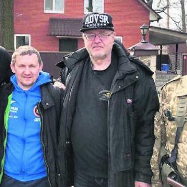 «Schicksal entkommt man nicht» - Andrey Kalashnikov (2. v. l.) nach der Befreiung von Butscha. Bild: zg