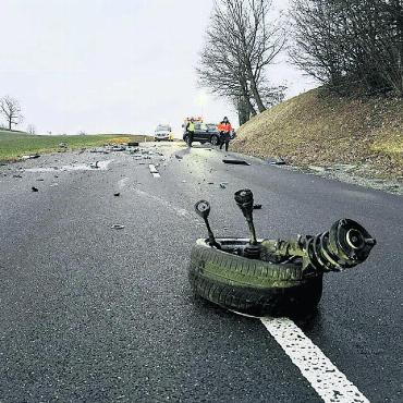 Heftige Frontalkollision - Der schwere Unfall ereignete sich am frühen Samstagmorgen. Dabei wurden beide Fahrer verletzt. Die Strasse blieb lange gesperrt.