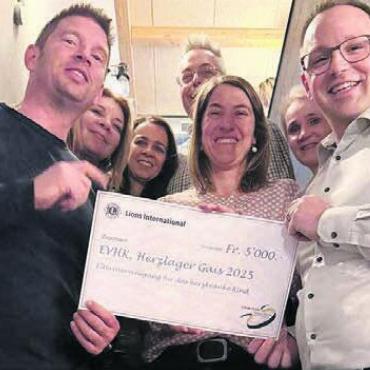 5000 Franken fürs Herzlager - Gruppenbild von der Übergabe des Flohmarkt-Erlöses mit Mitgliedern des Lions Clubs Bremgarten-Reusstal und des Herzlagers. Bild: zg