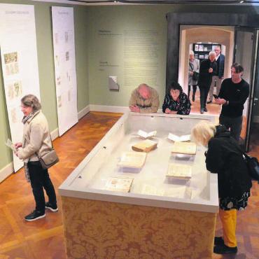 Zeitreise durch die Kräuterheilkunde - Die neue Ausstellung im Museum für medizinhistorische Bücher lockte zahlreiche Interessierte an. Bilder: tst