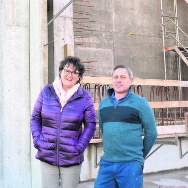 Nicht alles ist genau planbar - Der Bau der GAK-Filtration ist die grosse Herausforderung, die es noch zu meistern gilt: Gemeinderätin Milly Stöckli und Klärmeister Clemens Schaffhauser. Bild: Annemarie Keusch