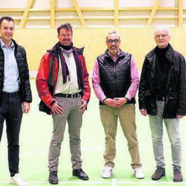 Halle in acht Monaten gebaut - In der fertigen Halle, von links: Pascal Hörler, Strüby Konzept AG, Beat Küng, Gemeinderat, Arno Zaugg, Leiter Immobilien der Gemeinde, und Felix Kleiner, IG Sportvereine.