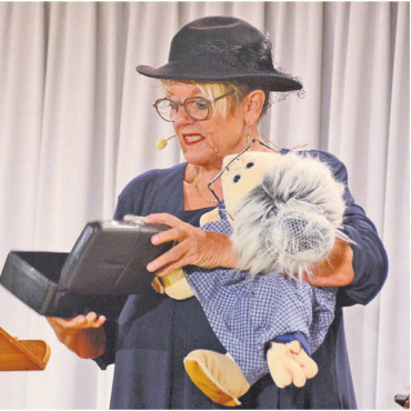 Dem Tod ins Gesicht lachen - Normalerweise tritt Karin Simon mit einer Band auf, in Niederwil hatte sie nur ihre Puppe Babette dabei. Diese übernimmt immer wieder eine wichtige Rolle im Programm. Bilder: Chregi Hansen