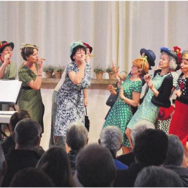 Bunt und voller Lebensfreude - Die «Merry Sisters» aus Zufikon sorgten für beste musikalische Unterhaltung. Bilder: Annemarie Keusch