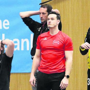 Besser ist nicht gut genug - Zum Haareraufen. Verzweifelte Gesichter auf der Bank von Handball Wohlen (von links: Raphael Mauch, Stefan Sprenger, Flavio Galliker, Sascha Rudi). Trotz guter Leistung geht es für die Freiämter runter in die 2. Liga. Bild: Jan Gelpke