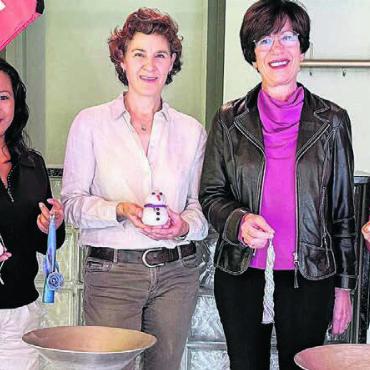 Neues Wachsschmelzgerät - Angélica Erny, Präsidentin des Freizeitvereins, Rae Paprotta, Vorstandsmitglied, Silvia Gut, Marketing-Mitarbeite-Bild: zg