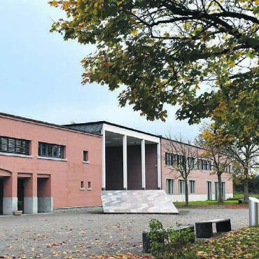 Erschütterung sitzt tief - Eine 14-Jährige soll eine 15-Jährige mit einer Stichwaffe tödlich verletzt haben. Beide waren Schülerinnen der Kreisschule Mutschellen. Die KSM bewältigt diese Ausnahmesituation mithilfe von Careteams. Die Tat geschah nicht auf dem Schulareal. Bild: Archiv