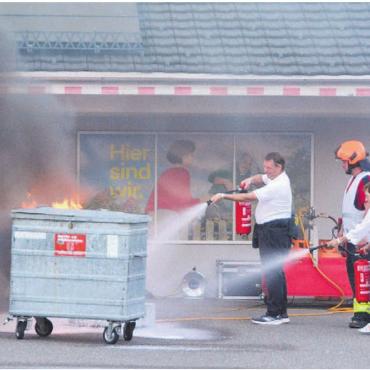 Der wohl teuerste Kommandant - Nur nichts tun ist falsch. Freiwillige im Einsatz mit dem Feuerlöscher.