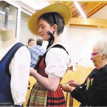 Die Tracht in ihrer ganzen Vielfalt - Wie ist eine Trachtenfrau richtig gekleidet – eines der Themen des Abends. Bild: zg