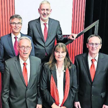 Drei Bancomaten weniger - Drei Verwaltungsratsmitglieder traten zurück, vorne von links: Peter Lamprecht, Corinne Wittenwiller, Franz Odermatt, zwei wurden neu gewählt, hinten von links: Marcel Ottiger, Beat Neukom. Bild: zg