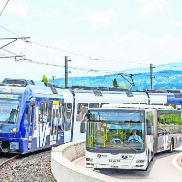 Millionen Passagiere befördert - Unterwegs auf Schiene und Strasse: Aargau Verkehr führt drei bedeutende Bahnstrecken, darunter die Bremgarten–Dietikon-Bahn. Als Tochtergesellschaft betreibt die Limmat Bus AG drei Busbetriebe. Bild: Aargau Verkehr AG (AVA)