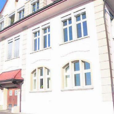 Die Wärme aus der Tiefe holen - Die Wärmezentrale soll auch nach dem Heizungsersatz im alten Schulhaus bleiben. Dazu wird der Öltank im Gebäude demontiert und der Tankraum umgenutzt. Bild: tst
