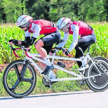 Fast taub und blind, aber voller Ziele - Christian Ackermann (rechts) auf dem Paracycling-Tandem. Bild: zg
