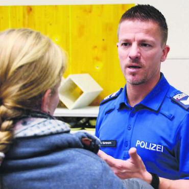 Eltern sind gefordert - Mit Beispielen, Zahlen und Fakten zog der Bremgarter Polizist Georg Gartmann das Publikum in seinen Bann. Nach seinem Referat stand er den Eltern auch für persönliche Fragen zur Verfügung. Bild: Chregi Hansen