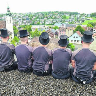 Pech bringt Glück - Sie alle machten die Glücksbringer-Ausbildung. Die Mitarbeiter der Breitschmid Kaminfeger AG blicken über Wohlen. Bilder: zg