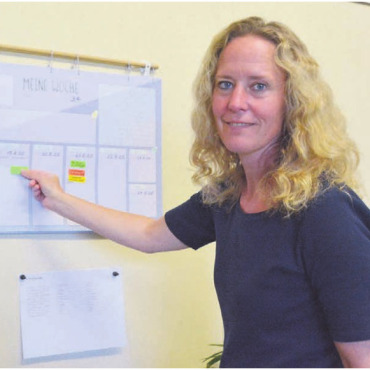Für guten Start in Arbeitswelt - Individuelle Planung ist im Berufswahljahr wichtig, auch wenn sie aufwendig ist. Lehrerin Mariza Nietlispach (links) und Schulleiterin Sylvia Rodel. Bild: Annemarie Keusch