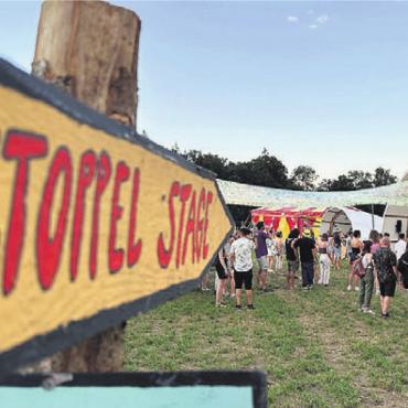 Paradies beim Föhrenhof - Die «Stoppel Stage», Wegweiser zur Hauptbühne.