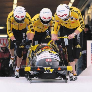 Olympiagold erfordert Planung - Fast schon ein Freiämter Bob: Weltcup-Einsatz im Jahr 2008 von Florian Willisegger (Mitte) zusammen mit dem Wohler Markus Lüthi (links) und dem Hägglinger Bobpiloten Daniel Schmid. Der Vierte im Bunde (verdeckt) war Thomas Küttner. Bilder: zg