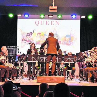 Freunde gut unterhalten - Mit ihrem Showblock begeisterte die Musikgesellschaft Mühlau am Jahreskonzert. Sicherlich wird sie damit auch bei den Richtern am «Fest der Musik» in Einsiedeln punkten. Bilder: Verena Anna Wigger