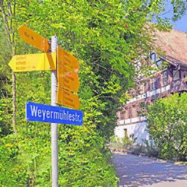 Über Murianer Namen - Nur wenige der Flurnamen stehen auf den Wegweisern – im neuen Buch wird nun deren Bedeutung erklärt. Bild: zg