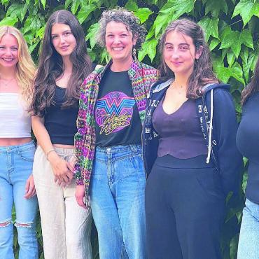 Hier sollen sich alle wohlfühlen - Die Gastgeberinnen der neuen Intermezzo-Saison, von links: Nadine Schneider, Noémie Wyss, Laura Marani, Raphaela Schmid, Mara Robinson, Chianna Schmid. Bild: zg