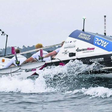 Seekrankheit, Rückenprobleme, Bootsschaden und trotzdem unterwegs zum Sieg: das Team Swiss Raw. Bild: zg