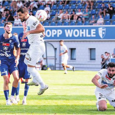 Grosse Chance verpasst - Eine Szene aus dem Hinspiel im August, als Wohlen und Prishtina Bern sich mit 0:0 trennten. Schon damals war es eine zähe Partie. Von links (die Wohler in Blau): Sangoné Sarr, Nermin Rigentin und Alban Pnishi. Bild: sh