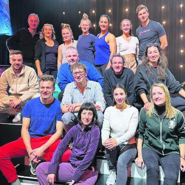Zum Erfolg jongliert - Der nächste grosse Wurf wartet bereits. Artisten, Musiker, Sängerinnen und Leiter des Variétés. Sie alle haben nun eine Woche Zeit vor der Premiere am 14. November. Hinten links: Direktor Johannes Muntwyler. Vorne links: Manuel Schunter und Josune Goenaga, die die künstlerische Leitung innehaben.