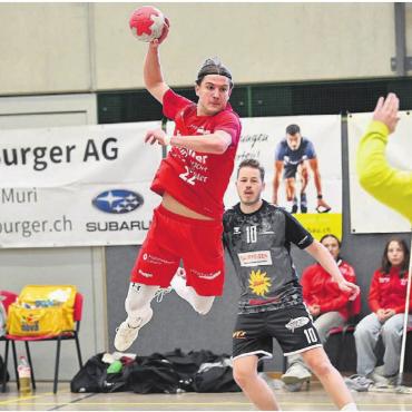 Muri müht sich zum Sieg - Trotz zahlreicher Fehlwürfe bei Muri: Simon Hafner (in Rot) konnte fünf Tore zum knappen Sieg beitragen. Bild: tvm
