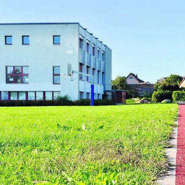 Erdwärme für die Schulanlage - Die Erdsonden sollen entlang der roten Tartanbahn 300 Meter in die Tiefe gebohrt werden. Bild: tst