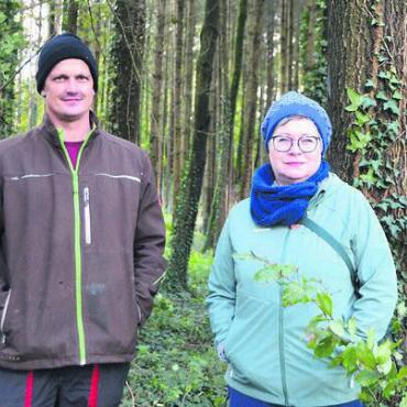 Aristau: Letzte Ruhe im Wald - Thomas Brändle und Sabine Bild: ake