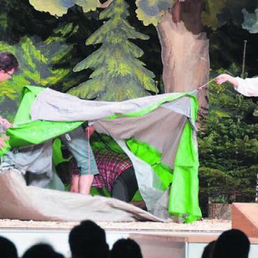 Dem schwarzen Beutel auf der Spur - Alleine der Zeltaufbau ist ein Spektakel. Tochter Martha (Esther Etter) und Schwiegertochter Lydia (Barbara Töngi) tragen mehr oder weniger zum Gelingen bei.