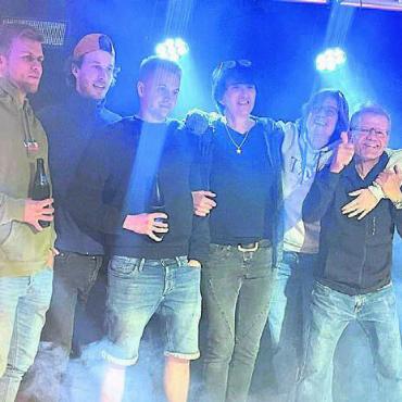 Zwei Abende voller Highlights - Das Organisationsteam ist zufrieden: Björn Zimmermann, Flurin Cadotsch, Basil Küng, Paula Loher (von links), Martina und Markus Bohren.
