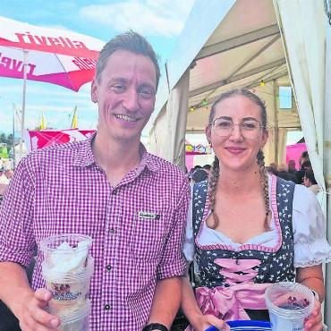 Musik liegt im Zentrum - Aaron Akeret und Nicole Kaufmann führten ihre Arbeit nicht nur mit einem Lächeln aus. Sie haben sich auch gleich in der Biergarten-Tracht an die Arbeit gemacht.