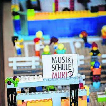 Spass und Action mit Lego - Auch das Musizieren an der Musikschule Muri   wurde mit Lego dargestellt.